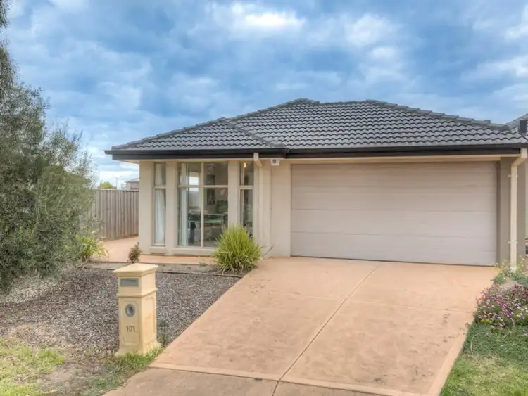 101 Middle Park Drive, Sanctuary Lakes VIC 3030