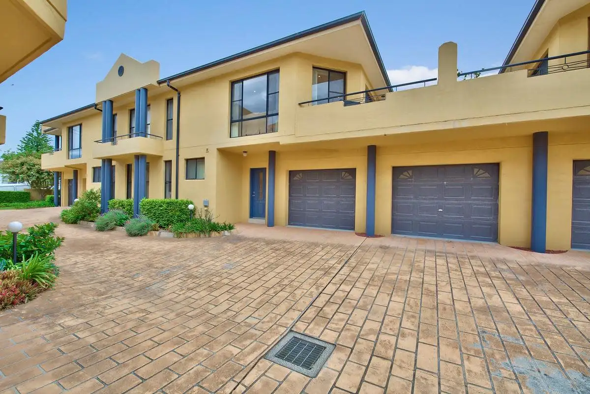 Main view of Homely townhouse listing, 2/138-140 Stella Street, Toowoon Bay NSW 2261