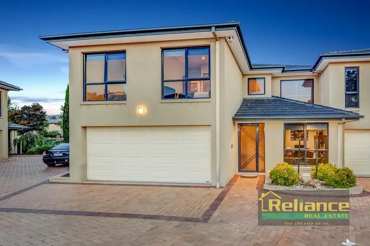 7/2 Sandlewood Lane, Sanctuary Lakes VIC 3030