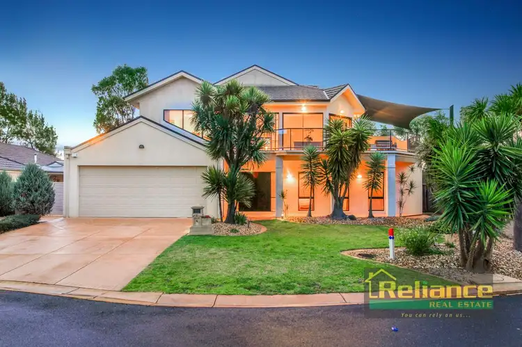 4 Lakeside Drive, Sanctuary Lakes VIC 3030