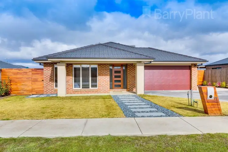 11 Greenfields Boulevard, Romsey VIC 3434