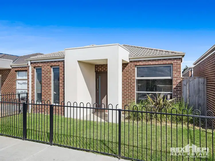8 Coberley Way, Cranbourne North VIC 3977