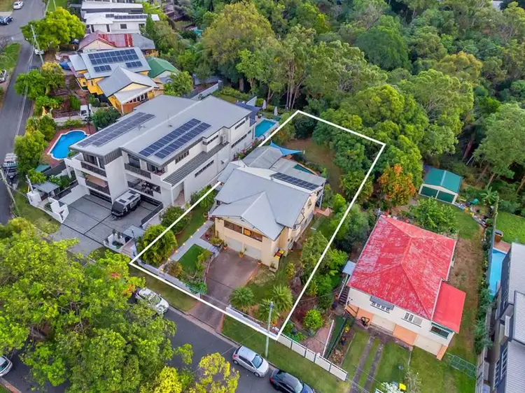8 Taylor Street, Balmoral QLD 4171