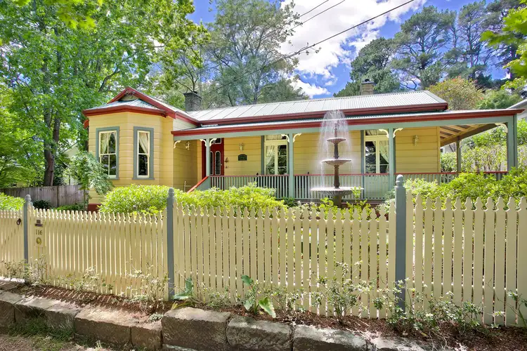 116 Falls Road, Wentworth Falls NSW 2782