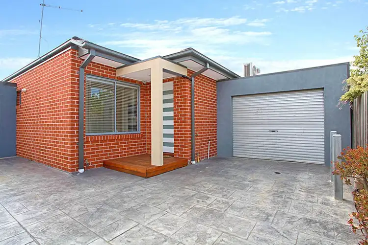 2/30 Ford Avenue, Sunshine North VIC 3020