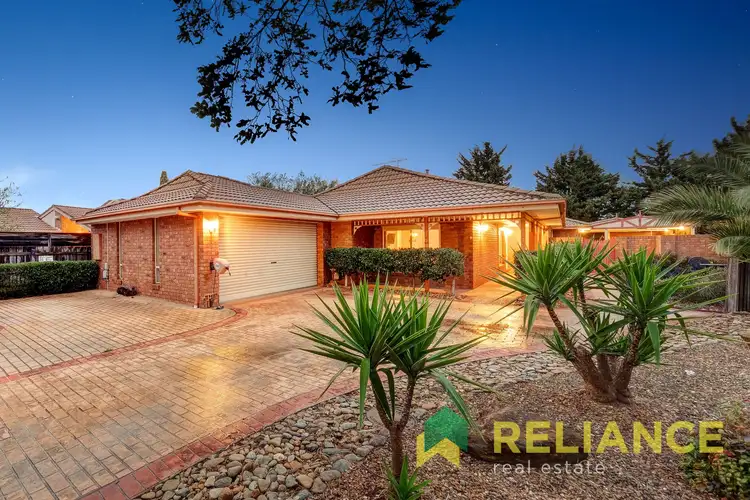 6 Deanswood Place, Brookfield VIC 3338