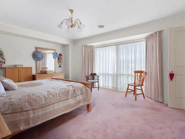 Fifth view of Homely house listing, 10 Alpina Place, Kangaroo Flat VIC 3555