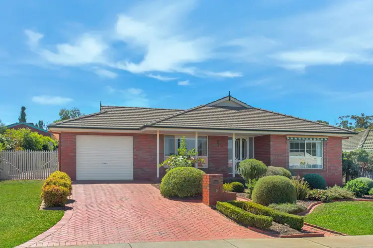 16 Ellimata Court, Strathdale VIC 3550