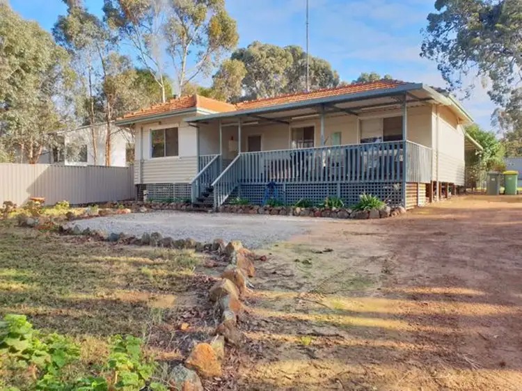 6 White Street, Wandering WA 6308