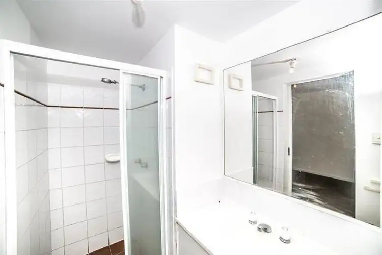 Fifth view of Homely unit listing, 4/25 Darrambal Street, Chevron Island QLD 4217