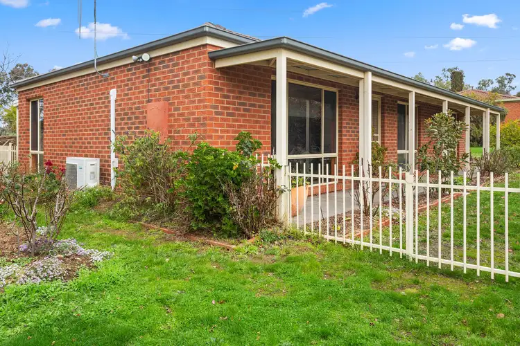 6 Emma Place, Quarry Hill VIC 3550
