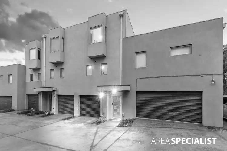 4/4 Hopetoun Green, Caroline Springs VIC 3023