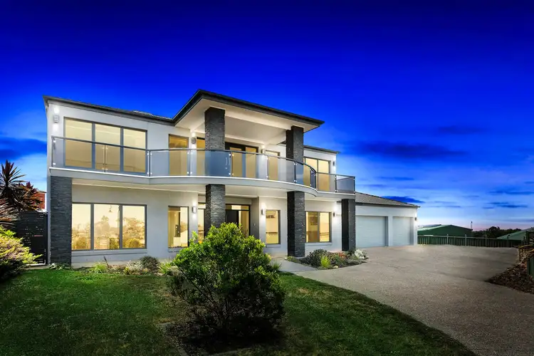 11 Akins Rise, Golden Square VIC 3555