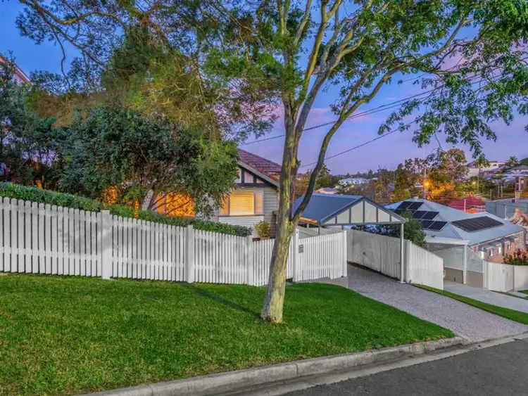 9 Philip Street, Hawthorne QLD 4171