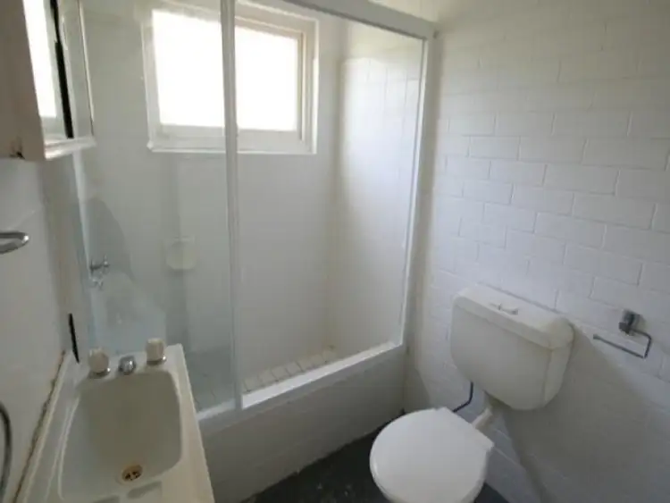 Fourth view of Homely unit listing, 1/10 Thomas Drive, Chevron Island QLD 4217