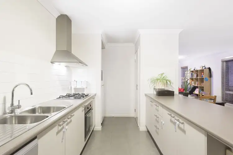 Fifth view of Homely house listing, 2 Shakespeare Court, Drouin VIC 3818