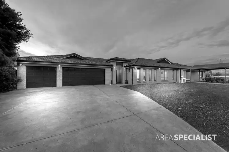 8 Daintree Retreat, Caroline Springs VIC 3023