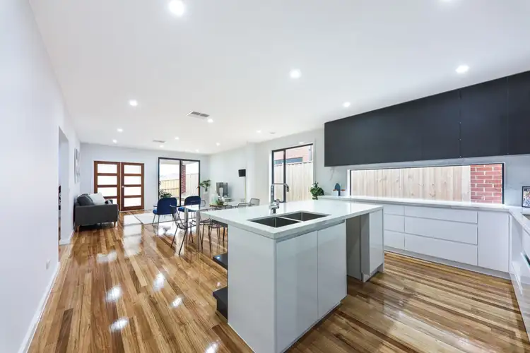 15 Denbigh Loop, Mickleham VIC 3064