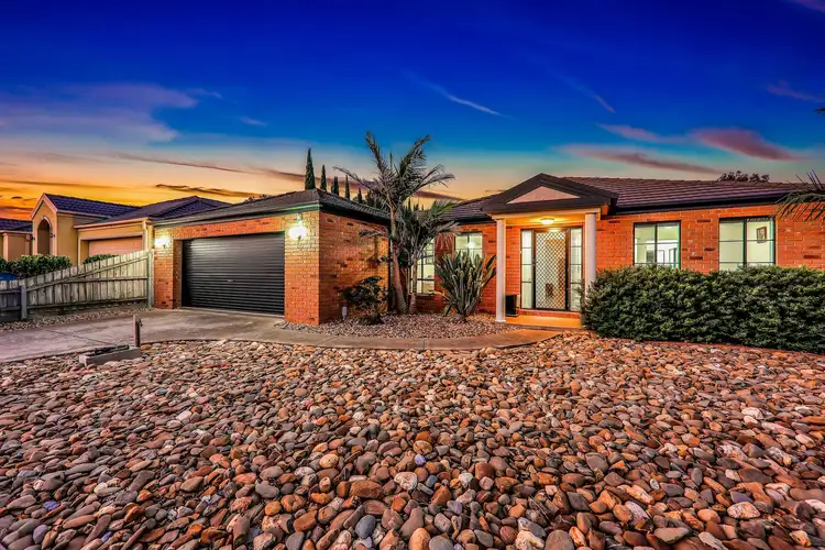 15 Masters Circuit, Roxburgh Park VIC 3064