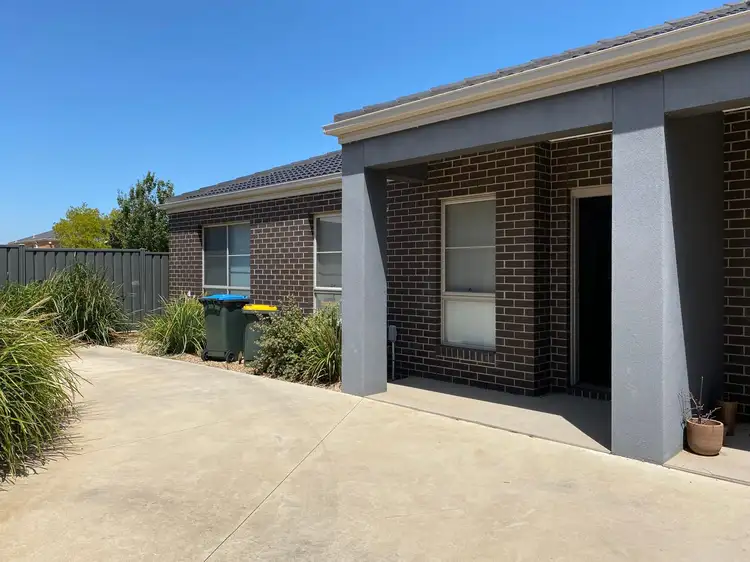 17 Manor Lakes Boulevard