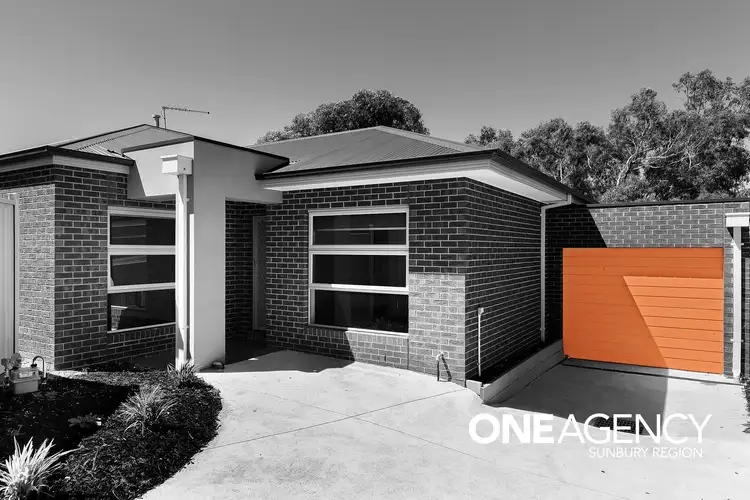 2/11 Harcourt Close, Sunbury VIC 3429