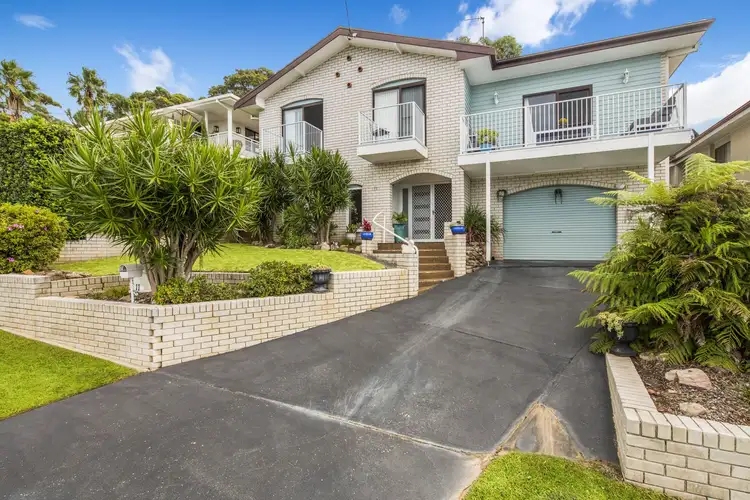 11 Vista Parade, Bateau Bay NSW 2261