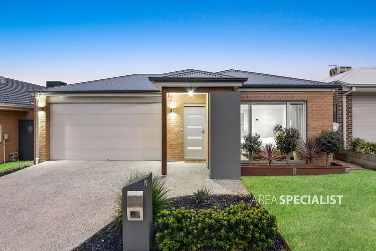 19 Benedetto Crescent, Cranbourne East VIC 3977
