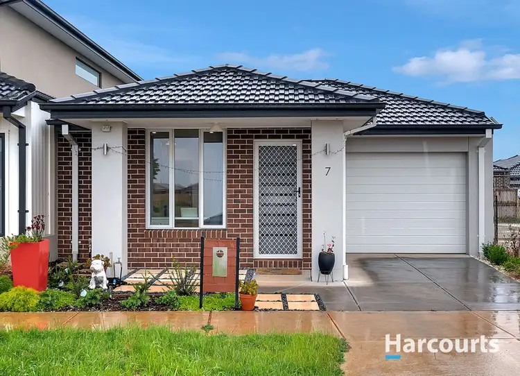 7 Hadlee Street, Rockbank VIC 3335