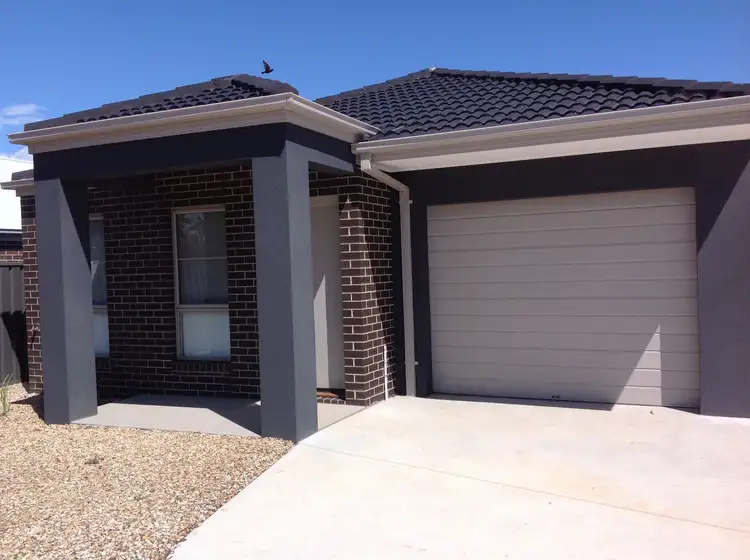 17 Manor Lakes Boulevard