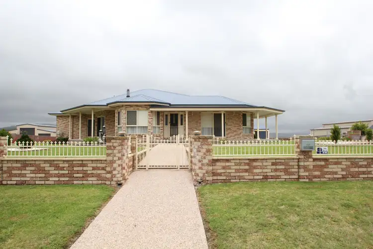 30 Parkes Drive, Tenterfield NSW 2372