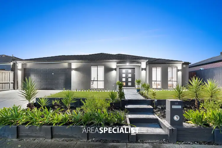 32 Sussex Avenue, Cranbourne North VIC 3977