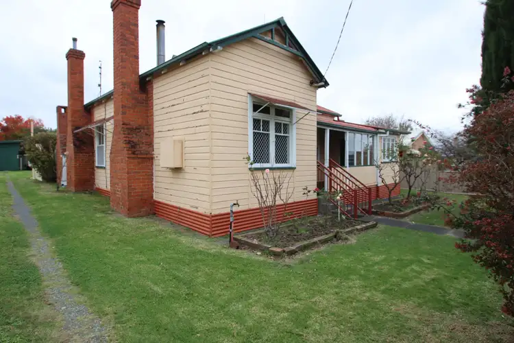 32 Railway Street, Tenterfield NSW 2372