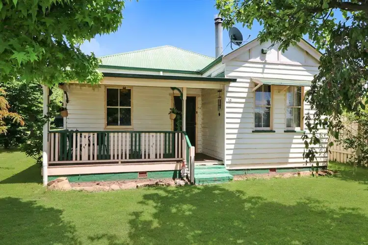 16 Healeys Lane, Glen Innes NSW 2370