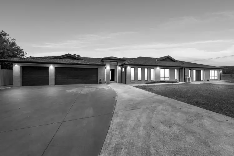 8 Daintree Retreat, Caroline Springs VIC 3023