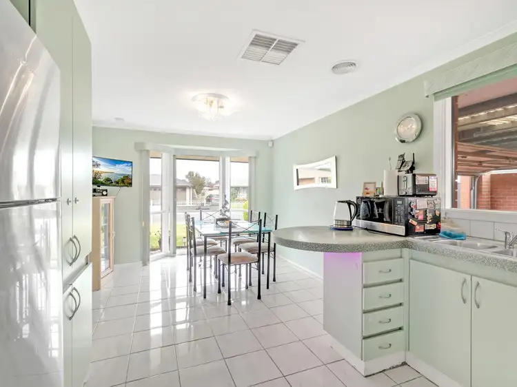 Sixth view of Homely house listing, 2 Amott Court, Aspendale Gardens VIC 3195