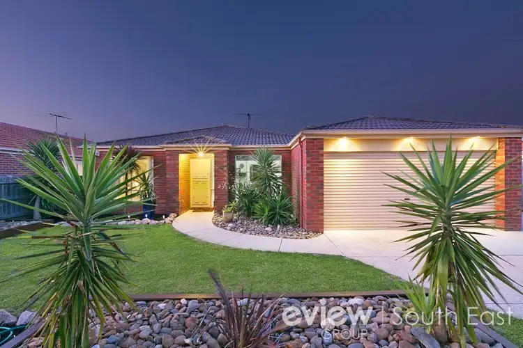 8 Hampshire Dr, Narre Warren South VIC 3805