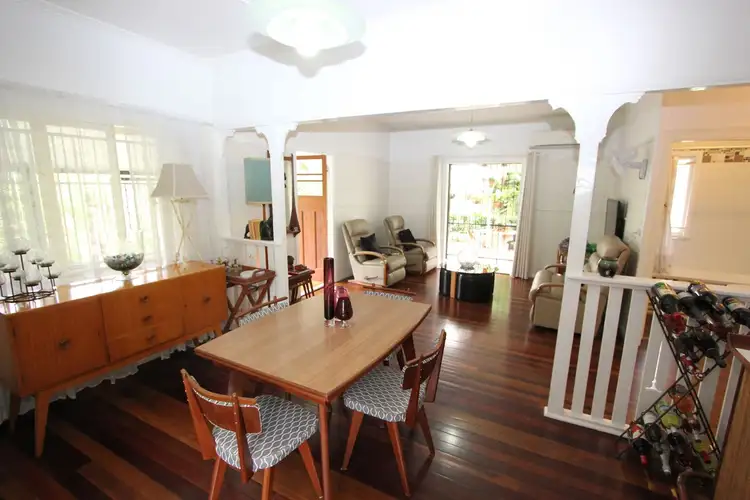 28 LOGAN AVENUE, Oxley QLD 4075