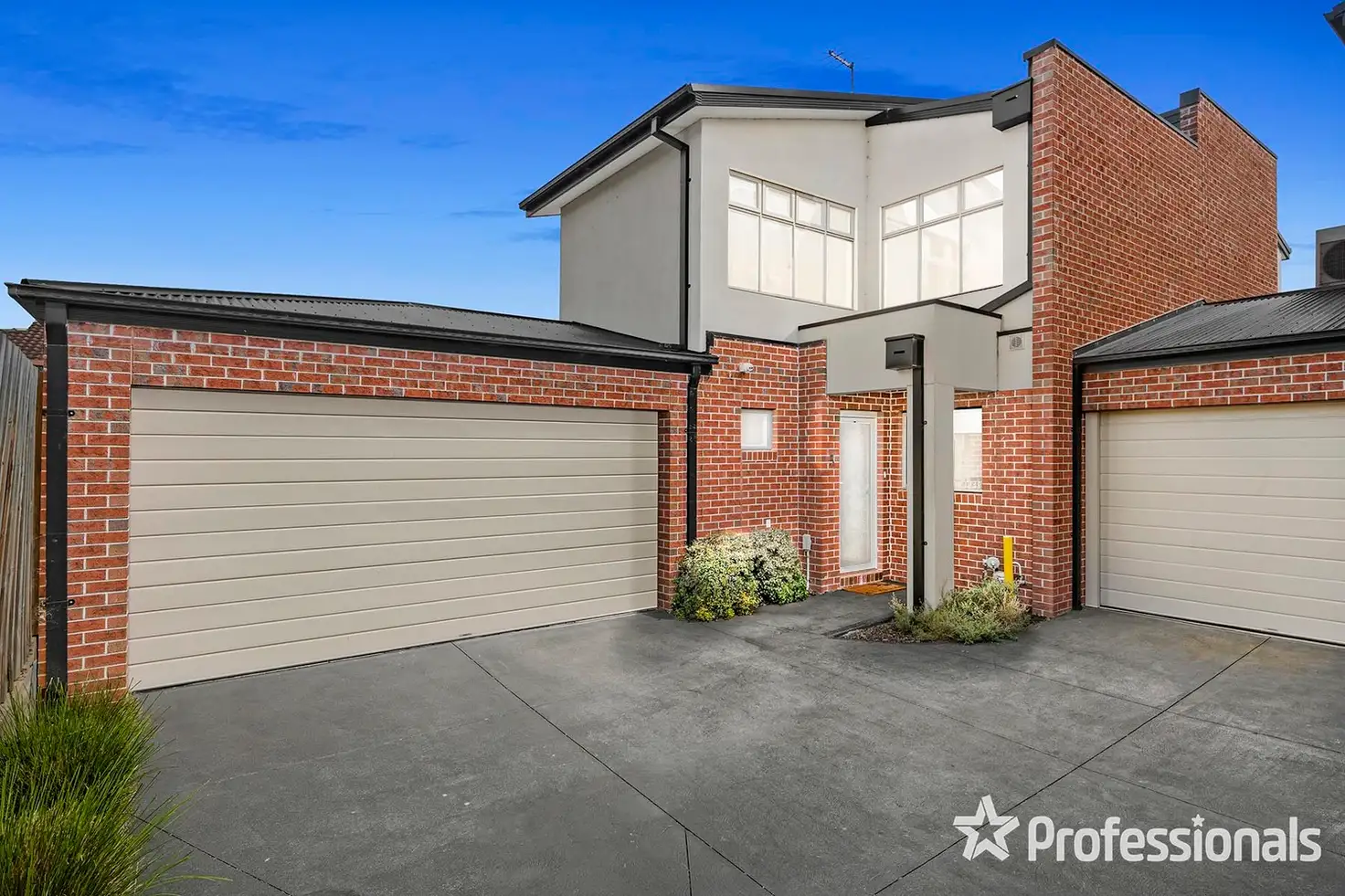 Main view of Homely townhouse listing, 5 Raffaele Close, Lilydale VIC 3140