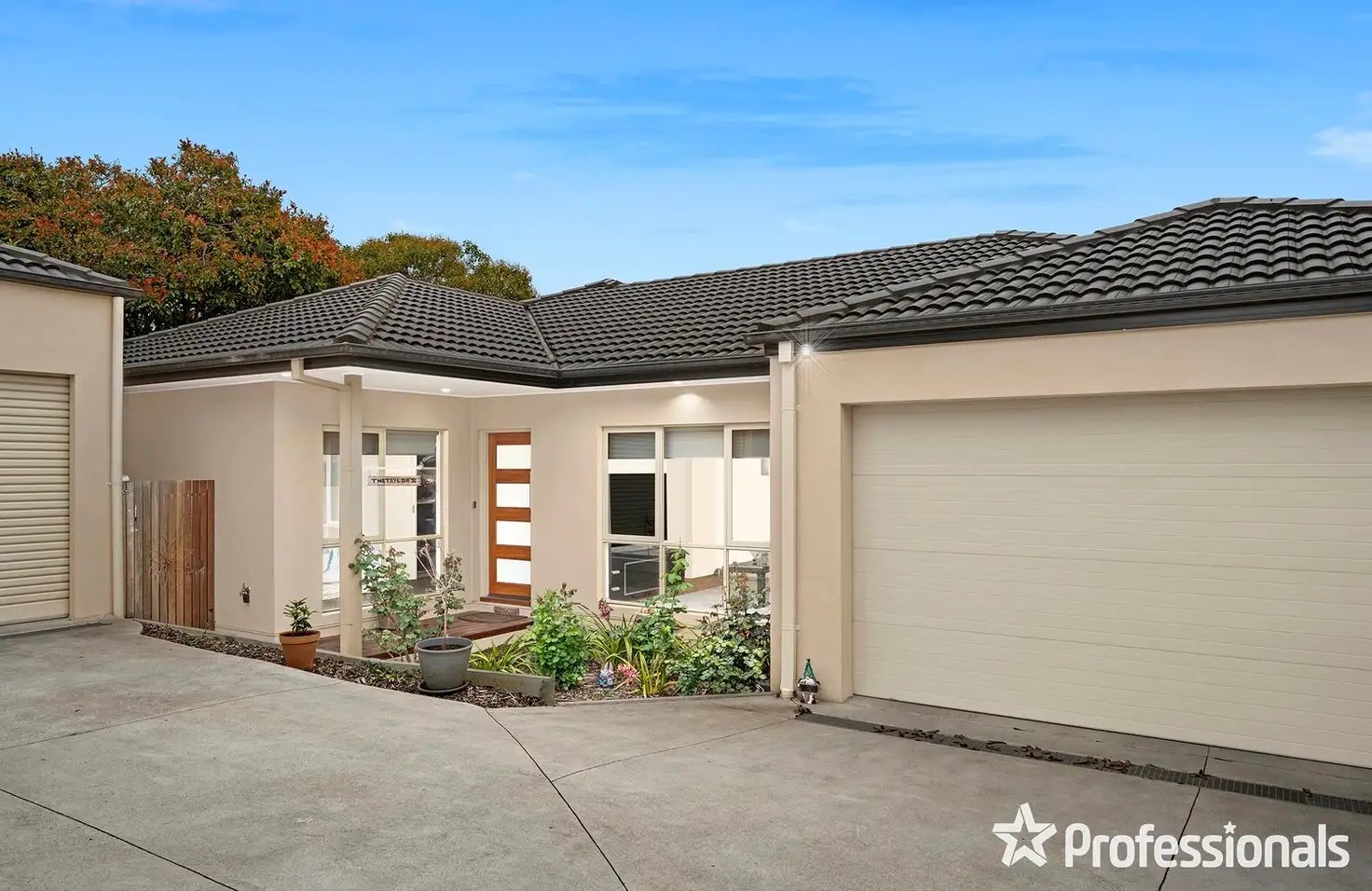 Main view of Homely unit listing, 2/21 Rolloway Rise, Chirnside Park VIC 3116