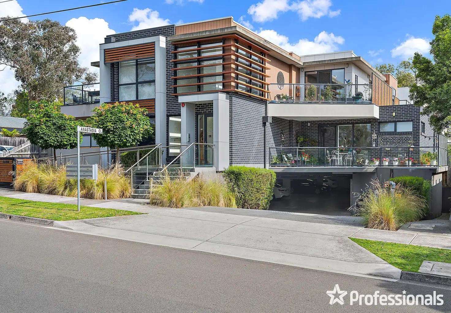Main view of Homely townhouse listing, 10 Anastasia Close, Mooroolbark VIC 3138