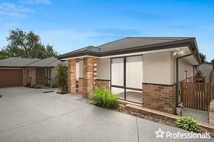 Main view of Homely unit listing, 2/6 Bridges Avenue, Mooroolbark VIC 3138