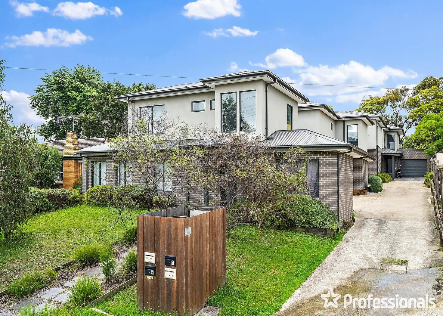 Main view of Homely townhouse listing, 2 Mikaelian Close, Mooroolbark VIC 3138