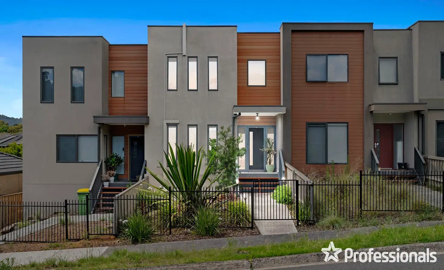 Main view of Homely townhouse listing, 5 Nicky Close, Mooroolbark VIC 3138