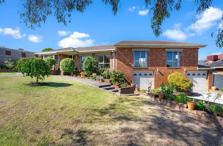 17 Cheriton Drive, Mooroolbark VIC 3138