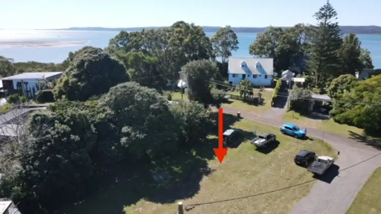 17 Blue waters Crescent, Macleay Island QLD 4184