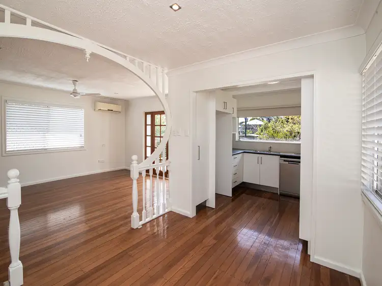 11 Logan Avenue, Oxley QLD 4075