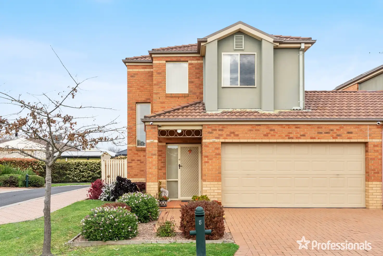Main view of Homely townhouse listing, 5 Amberlea Circuit, Taylors Hill VIC 3037