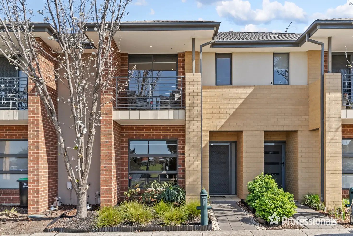 Main view of Homely townhouse listing, 32 Eloura Circuit, Taylors Hill VIC 3037