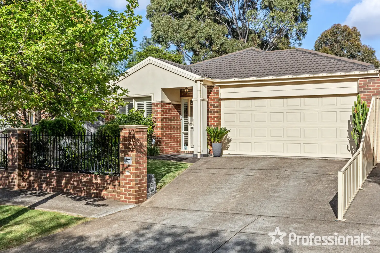 Main view of Homely unit listing, 2/2 Panorama Drive, Hillside VIC 3037
