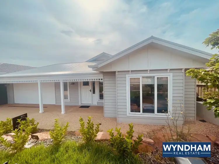 4 Cooma Street, Manor Lakes VIC 3024